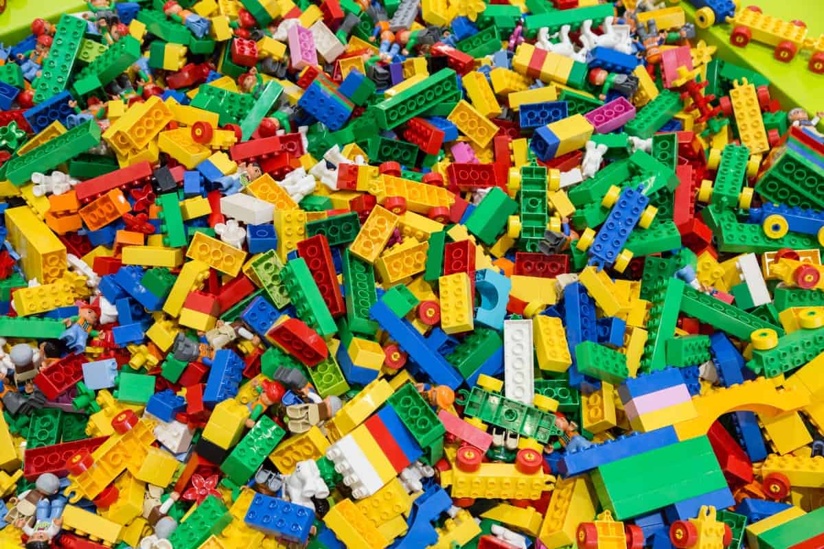 kids-playing-lego-apr182022-06